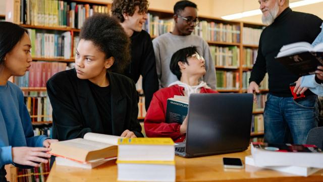 Gambar Artikel Menavigasi Dunia Kampus: Strategi Mahasiswa Untuk Tetap Tumbuh Di Tengah Tantangan